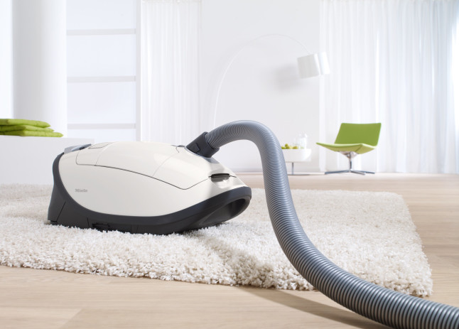Der neue Bodenstaubsauger 
S8 Silence Plus Allergy erreicht einen Geräuschwert von nur 69 dB(A). Damit ist er um noch einmal um 2 dB(A) leiser als das bislang geräuschärmste Modell, was einer weiteren deutlichen Reduzierung der Schallenergie entspricht.